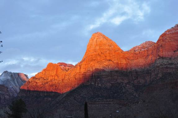 No final da tarde, o sol ilumina as montanhas mais altas do Zion National Park, em Utah, nos Estados Unidos